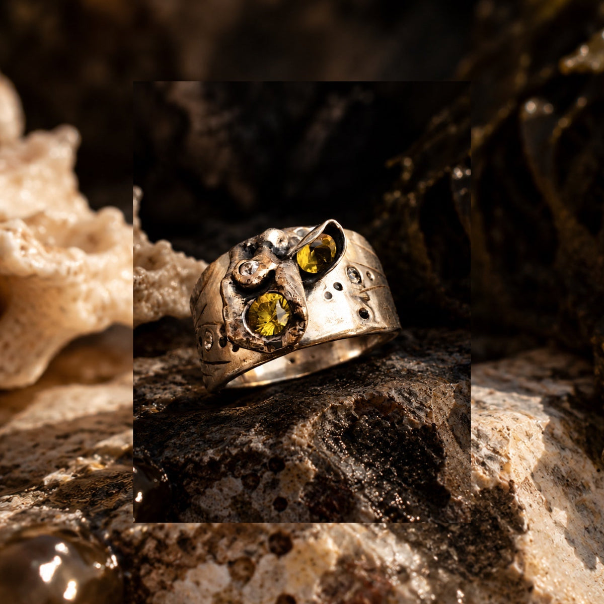 PELAGIA by Dedos Jewels – Fruits of the Sea ring on a marine-inspired rocky background