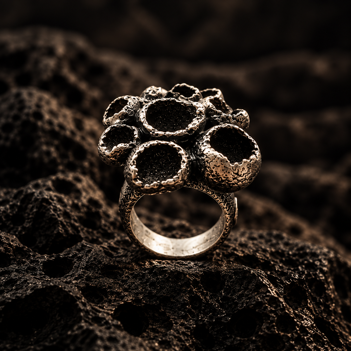 IPKOS sculptural ring in 950 silver, front view with organic cup-shaped details